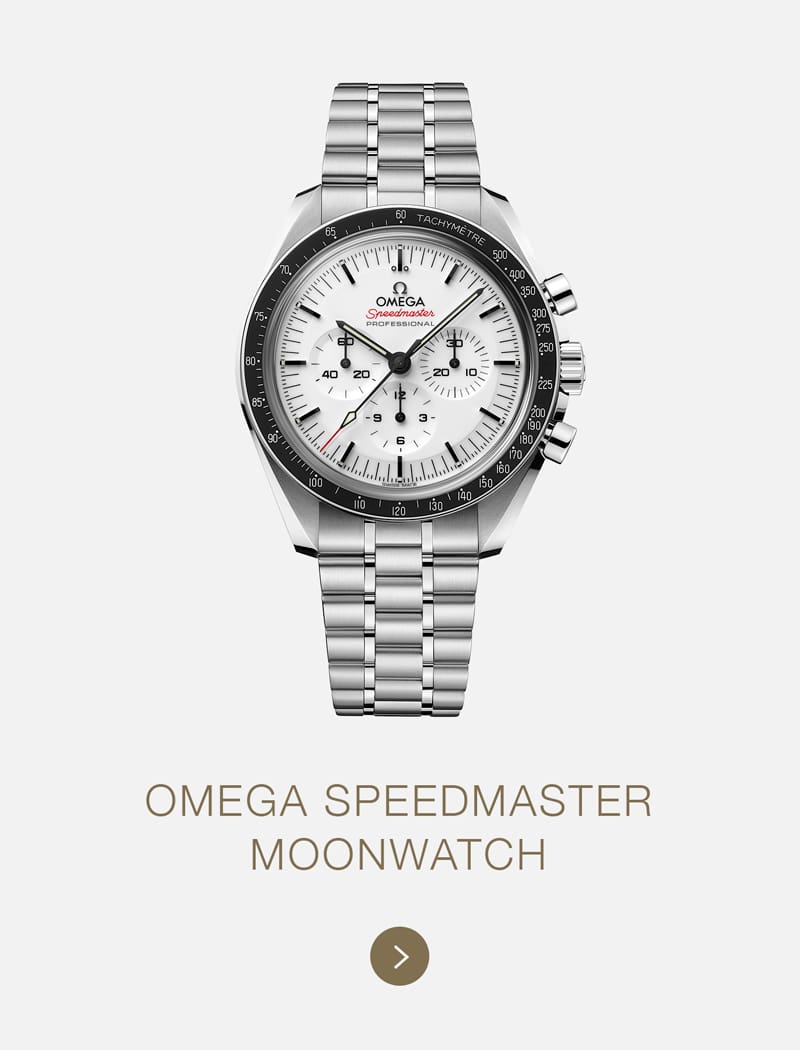 Eine Omega Speedmaster Moonwatch aus Edelstahl mit weißem Zifferblatt, schwarzer Lünette und Chronographenfunktionen wird über dem Omega-Schriftzug SPEEDMASTER MOONWATCH" und einem runden Pfeilknopf angezeigt.