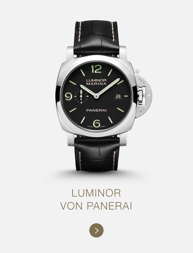 Eine luxuriöse Panerai Luminor Marina Armbanduhr mit schwarzem Lederarmband, schwarzem Zifferblatt, silbernem Gehäuse und Leuchtmarkierungen wird vertikal auf einem hellen Hintergrund mit dem eleganten Schriftzug "Luminor Von Panerai" darunter dargestellt.