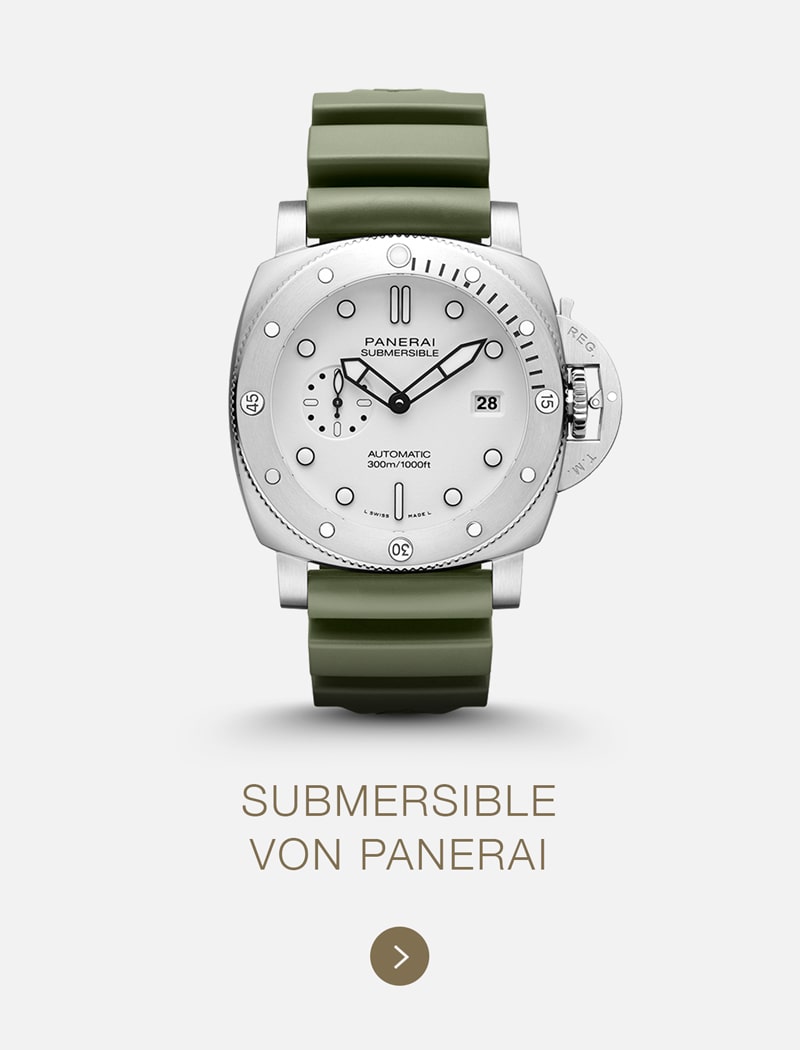 Eine silberne Panerai Submersible Uhr mit weißem Zifferblatt und grünem Kautschukarmband ist auf einem hellen Hintergrund abgebildet. Der Text darunter lautet "SUBMERSIBLE VON PANERAI" mit einem kreisförmigen Pfeilsymbol darunter, das den Panerai-Stil betont.