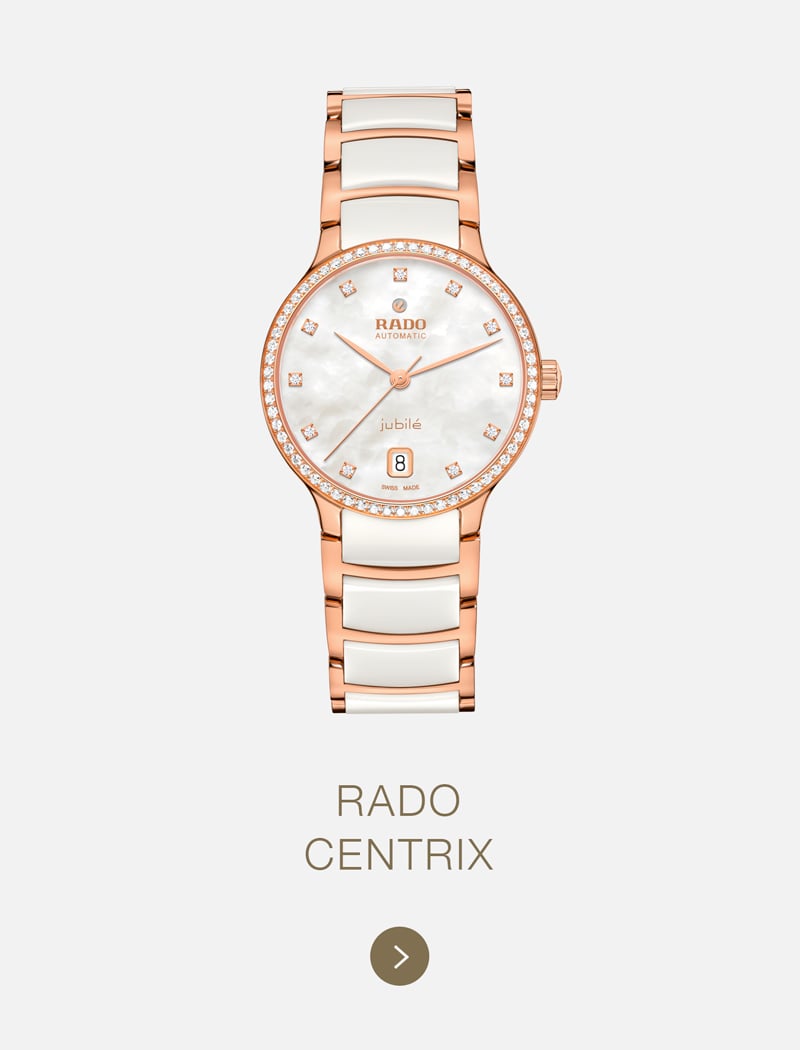Eine atemberaubende Rado Centrix Uhr mit einem Armband aus Roségold und weißer Keramik, einem runden weißen Perlmuttzifferblatt, diamantbesetzten Indexen und einem Datumsfenster bei 6 Uhr, das elegant auf einem hellen Hintergrund dargestellt ist.