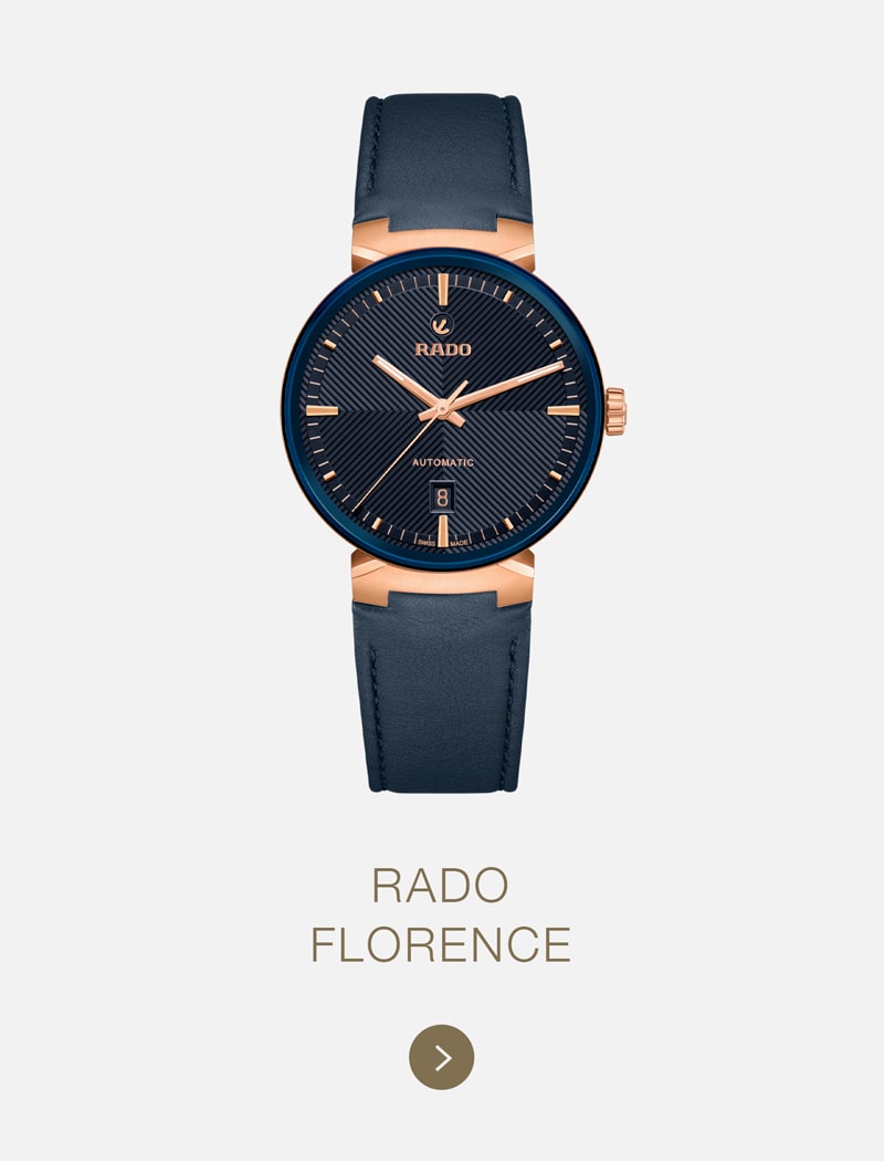 Die Rado Florence Armbanduhr mit blauem Lederarmband, blau gemustertem Zifferblatt und roségoldenem Gehäuse zeichnet sich durch schlichte Indexe aus. Der Rado Markenname und das Datumsfenster sind auf dem eleganten Zifferblatt gut sichtbar.