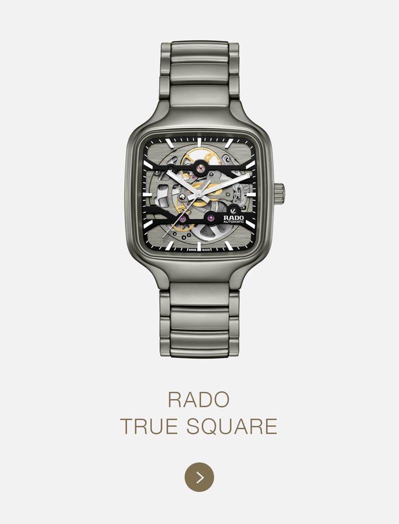 Eine metallische, quadratische Rado-Armbanduhr mit sichtbarem skelettiertem Zifferblatt und silbernem Armband, elegant dargestellt auf einem schlichten weißen Hintergrund über dem Text RADO TRUE SQUARE".