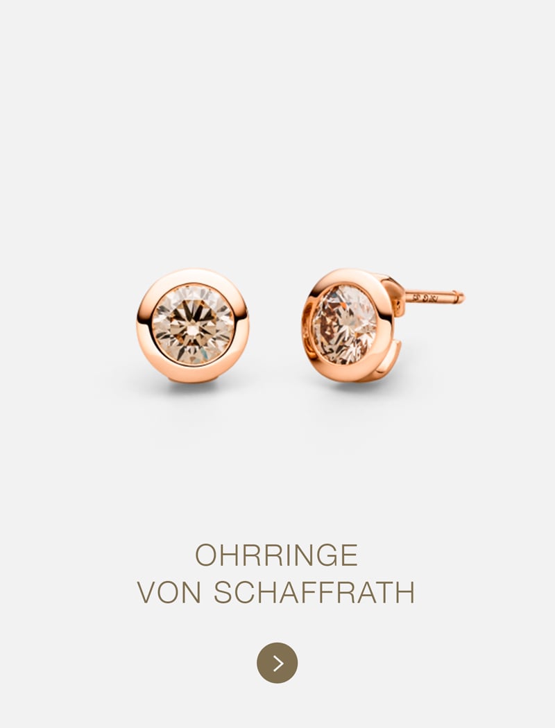 Zwei roségoldene Ohrstecker von Schaffrath mit je einem runden, klaren Edelstein in Kesselfassung sind auf hellem Hintergrund zu sehen. Der Text darunter lautet "OHRRINGE VON SCHAFFRATH.