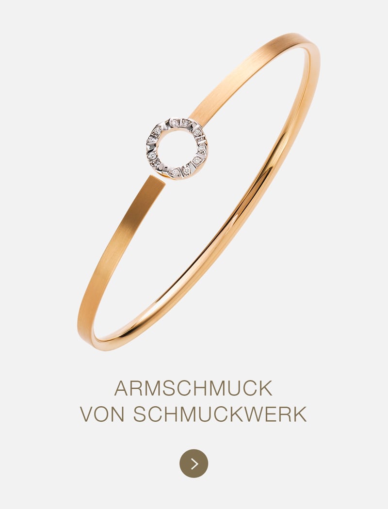 Ein goldener Armreif von Schmuckwerk zeigt ein kreisförmiges, mit kleinen Diamanten besetztes Mittelstück auf hellem Hintergrund. Der deutsche Text darunter lautet "ARMSCHMUCK VON SCHMUCKWERK.