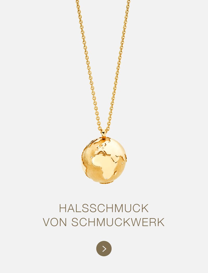 Eine goldene Halskette von Schmuckwerk mit einem Anhänger in Form einer Weltkugel, die die Afrika-Europa-Seite zeigt, auf einem hellen Hintergrund. Der Text darunter lautet "HALSSCHMUCK VON SCHMUCKWERK.