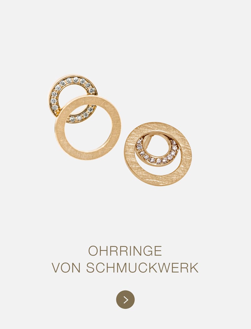 Zwei Paar runde Goldohrringe von Schmuckwerk, jeweils mit einem kleineren, diamantbesetzten Ring, der einen größeren, schlichten Ring überlappt, auf hellem Grund mit der Aufschrift "OHRRINGE VON SCHMUCKWERK" darunter.