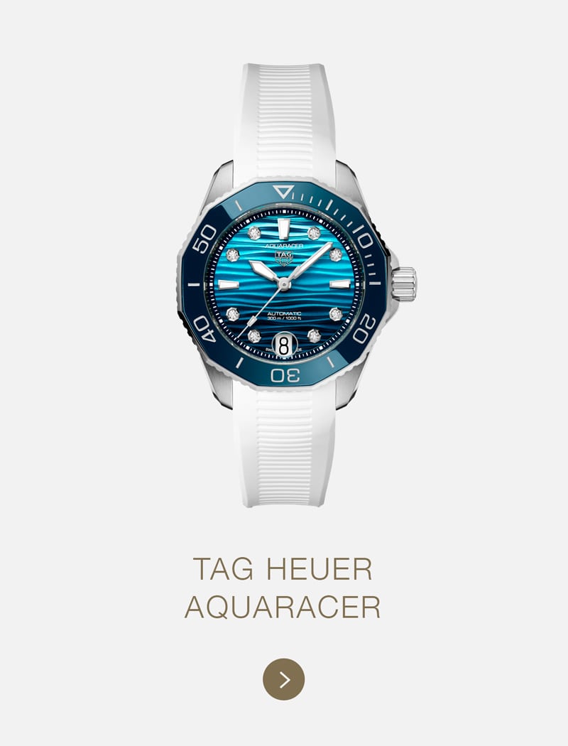 Die TAG Heuer Aquaracer mit ihrem blau gestreiften Zifferblatt, den weißen Indexen und der blauen Lünette vereint sportliche Eleganz mit dem kühnen Design der TAG Heuer Formula 1 auf einem weißen Kautschukarmband vor hellem Hintergrund.