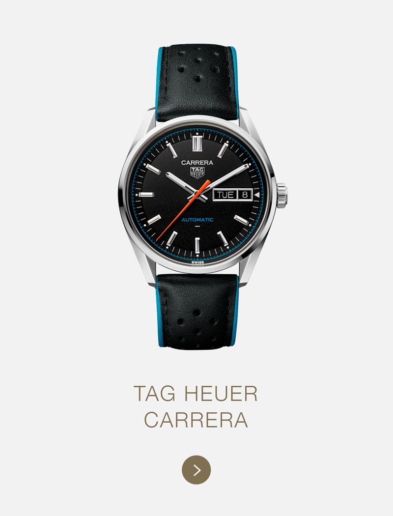Über dem Schriftzug TAG HEUER CARRERA" prangt eine TAG Heuer Carrera-Armbanduhr mit schwarzem Zifferblatt, Tages- und Datumsanzeige, orangefarbenem Sekundenzeiger und schwarzem, perforiertem Lederarmband, die die sportliche Eleganz der TAG Heuer Formula 1-Kollektion widerspiegelt.