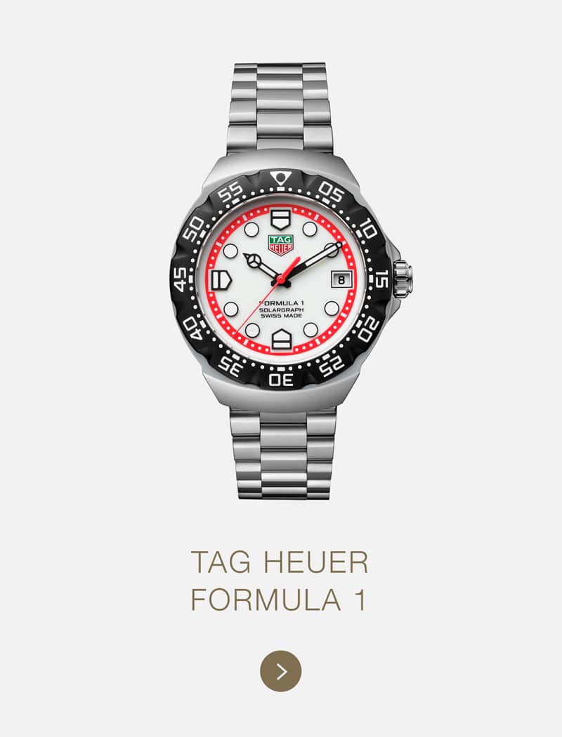 Eine TAG Heuer Formula 1-Uhr mit silbernem Metallband, weißem Zifferblatt, roten Akzenten und schwarzer Lünette, die den kühnen Geist der TAG Heuer Monaco widerspiegelt, auf einem schlichten, hellen Hintergrund mit der Aufschrift TAG HEUER FORMULA 1" darunter.