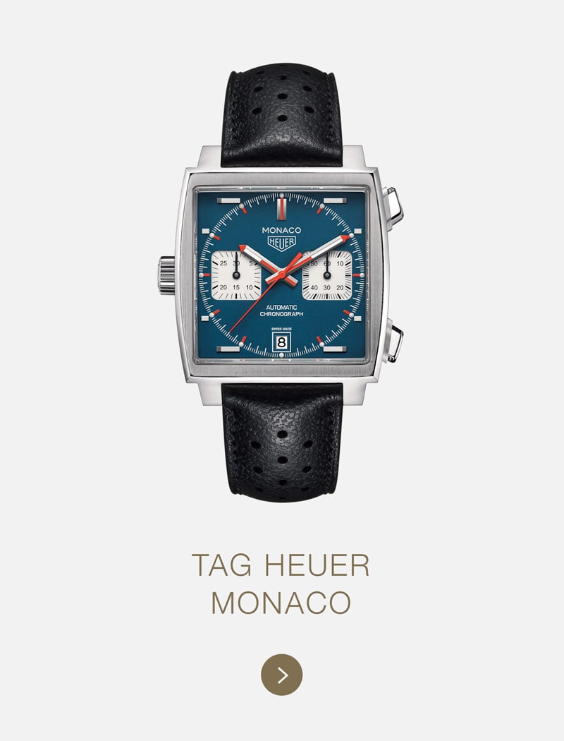 Eine quadratische TAG Heuer Monaco mit blauem Zifferblatt, zwei weißen Hilfszifferblättern, roten Zeigern und schwarzem, perforiertem Lederarmband wird über dem Schriftzug TAG HEUER MONACO" präsentiert und unterstreicht den ikonischen Stil der Marke, der in Modellen wie der TAG Heuer Formula 1 zu sehen ist.