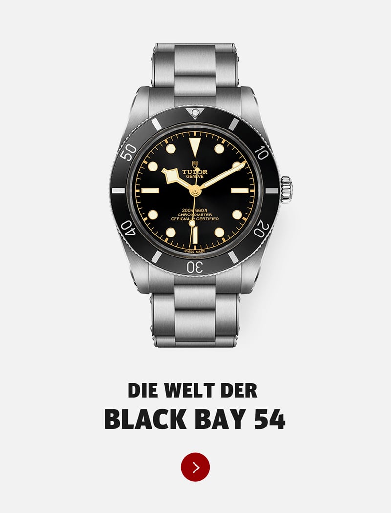 Eine silberne Tudor Black Bay 54 Armbanduhr mit schwarzem Zifferblatt und Lünette ist auf weißem Hintergrund zentriert. Darunter steht in fetter Schrift "DIE WELT DER TUDOR BLACK BAY 54" über einem roten Kreis mit einem weißen Pfeil.