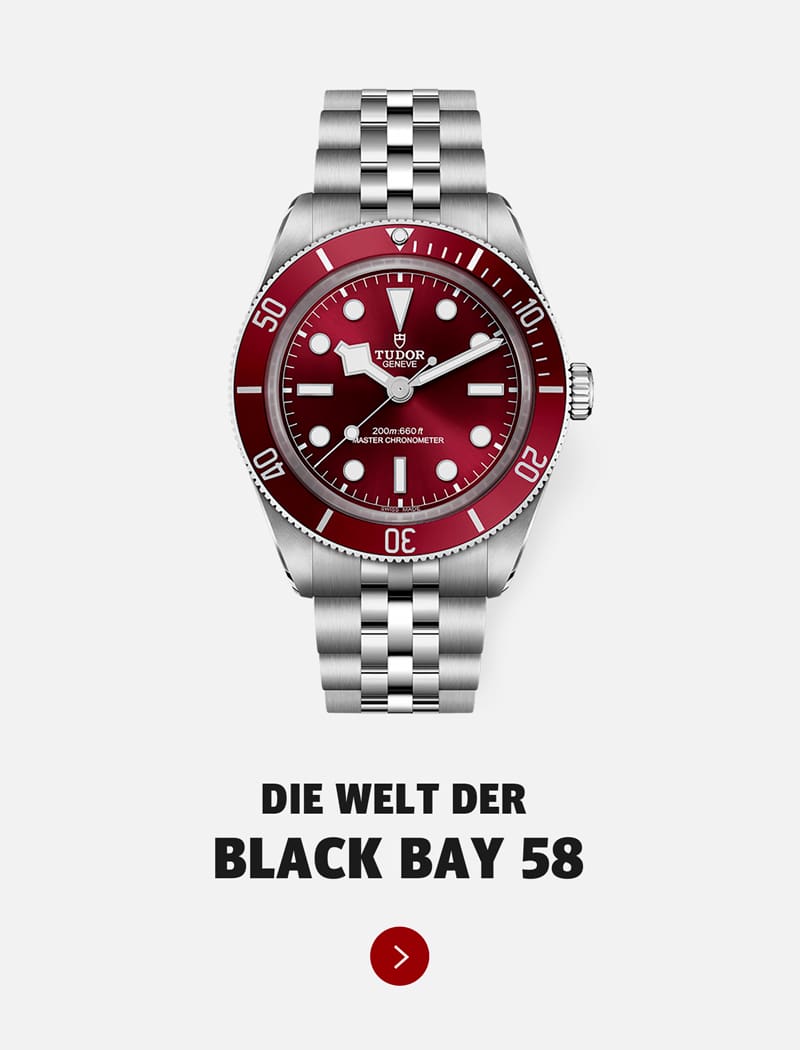 Eine silberne Tudor Black Bay 58 Uhr mit roter Lünette und rotem Zifferblatt wird über dem deutschen Text "DIE WELT DER BLACK BAY 58" auf einem hellen Hintergrund angezeigt. Darunter befindet sich ein roter Kreis mit einem weißen Pfeil, der den ikonischen Tudor-Stil hervorhebt.