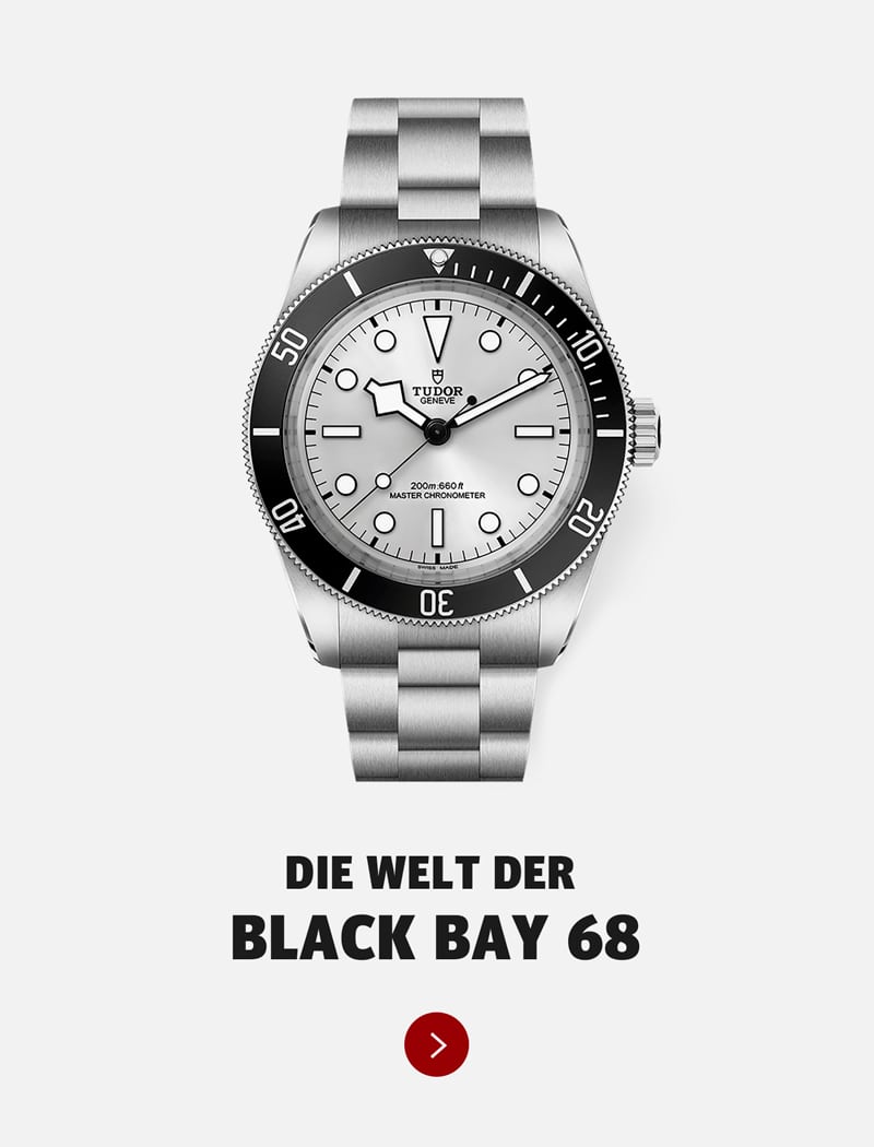 Eine silberne Tudor Black Bay 68 Armbanduhr mit schwarzer Lünette und weißem Zifferblatt wird über dem deutschen Text "Die Welt der Tudor Black Bay 68" und einem roten Pfeilknopf auf hellem Hintergrund angezeigt.