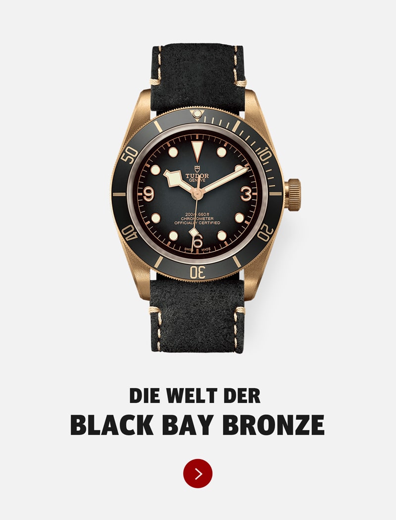 Eine Tudor Black Bay Bronze Uhr mit schwarzem Zifferblatt und bronzefarbenem Gehäuse an einem schwarzen Lederarmband auf hellem Hintergrund. Darunter steht in fetter deutscher Schrift "Die Welt der Tudor Black Bay Bronze.