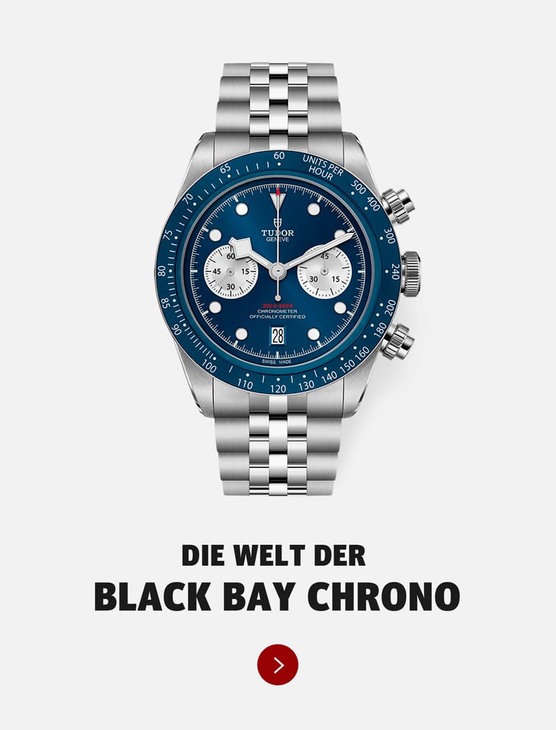 Eine Tudor Black Bay Chrono Uhr aus Edelstahl mit blauem Zifferblatt und silbernen Hilfszifferblättern wird über dem deutschen Text "Die Welt der Black Bay Chrono" auf weißem Hintergrund angezeigt und zeigt den typischen Stil von Tudor.