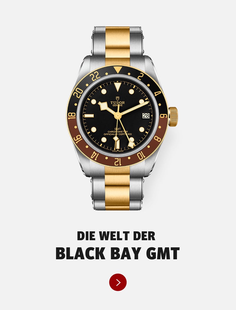 Eine Tudor Black Bay GMT Uhr mit einer schwarz-goldenen Lünette, einem schwarzen Zifferblatt und einem zweifarbigen silber-goldenen Armband, über dem ein deutscher Text prangt: "DIE WELT DER TUDOR BLACK BAY GMT.
