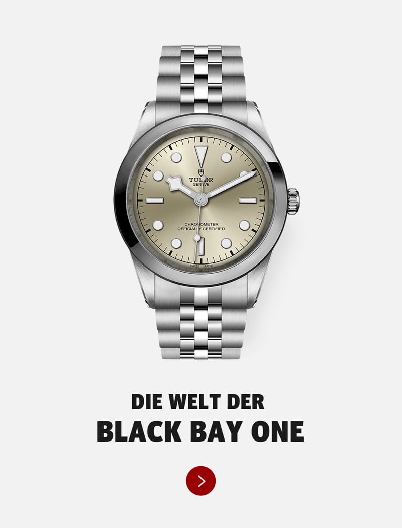 Eine silberne Tudor Black Bay One Armbanduhr mit einem Metallarmband ist auf einem weißen Hintergrund zentriert. Darunter steht in deutscher Sprache "DIE WELT DER BLACK BAY ONE" über einem roten, kreisförmigen Pfeilsymbol, das die Eleganz von Tudor unterstreicht.