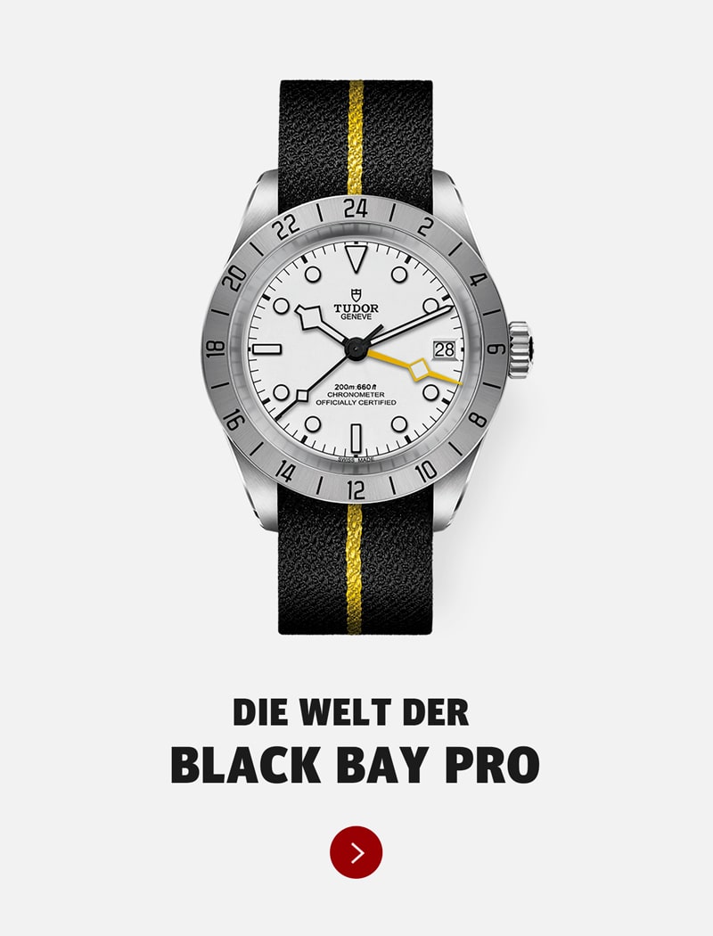 Eine Tudor Black Bay Pro Uhr mit weißem Zifferblatt, schwarzen und gelben Zeigern und einem schwarzen Armband mit gelbem Streifen wird über dem Text "DIE WELT DER TUDOR BLACK BAY PRO" auf hellem Hintergrund angezeigt.