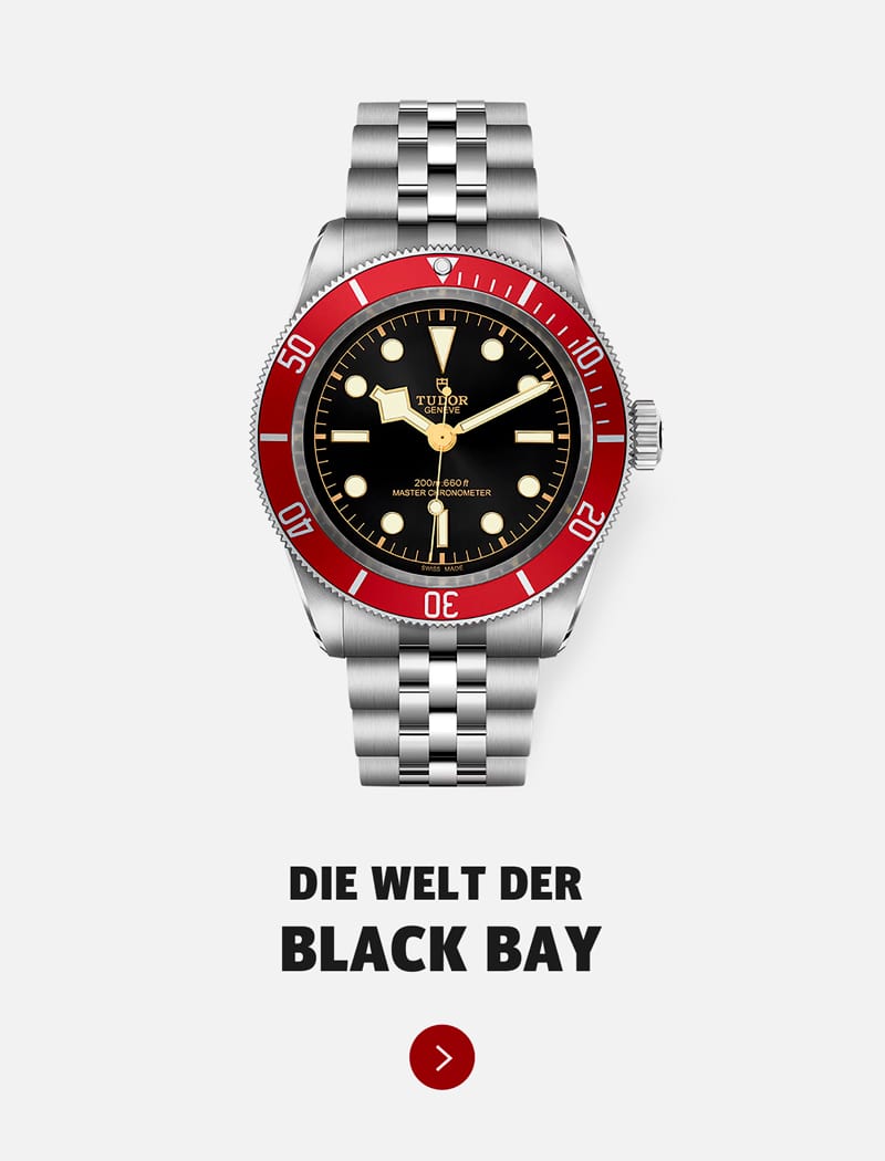 Eine silberne Tudor Black Bay Armbanduhr mit roter Lünette und schwarzem Zifferblatt wird über dem deutschen Text "DIE WELT DER TUDOR BLACK BAY" und einem roten Pfeilknopf auf weißem Hintergrund angezeigt.
