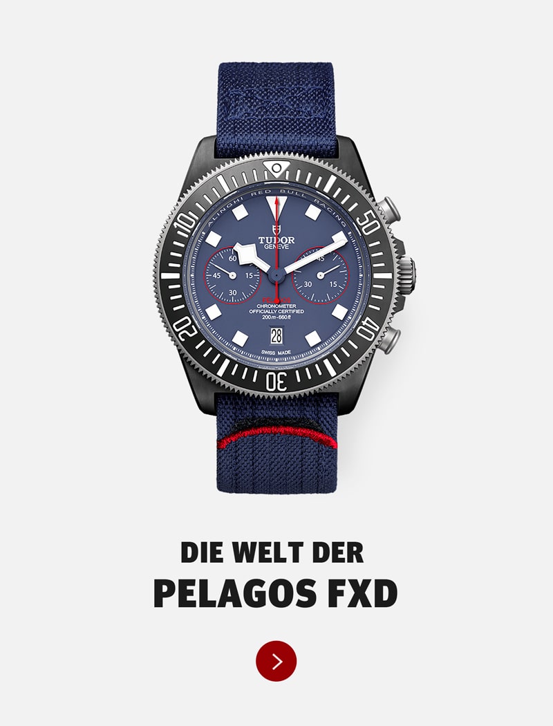 Eine markante Tudor Pelagos FXD Uhr mit blauem Zifferblatt und Armband ist auf einem weißen Hintergrund zentriert. Darunter steht in fetter deutscher Schrift "DIE WELT DER PELAGOS FXD" über einem roten Pfeilknopf.