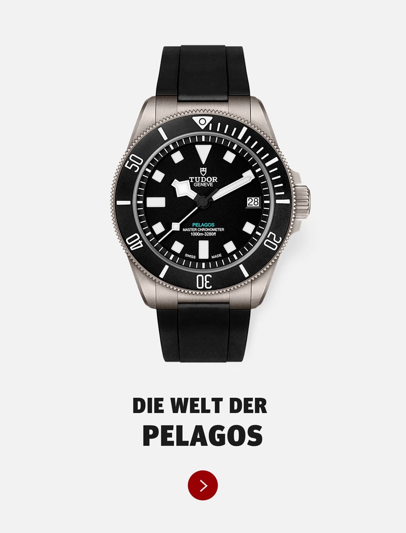 Eine Tudor Pelagos Taucheruhr mit schwarzem Zifferblatt und Lünette, weißen Indexen und schwarzem Kautschukarmband wird über dem deutschen Text "Die Welt der Tudor Pelagos" und einem roten Pfeilknopf auf weißem Hintergrund angezeigt.