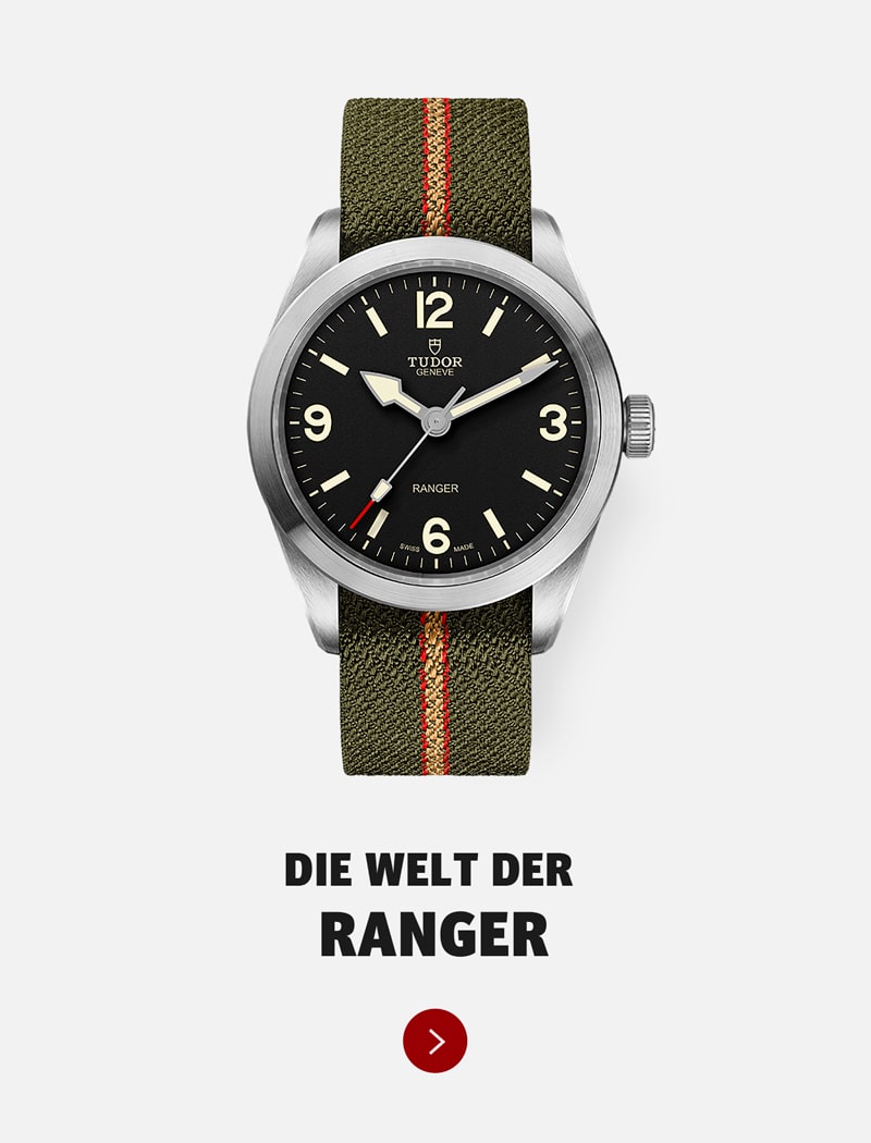 Eine Tudor Ranger Armbanduhr mit schwarzem Zifferblatt, silbernem Gehäuse und olivgrünem Stoffarmband mit einem roten und beigen Streifen. Darunter steht in deutscher Sprache "DIE WELT DER RANGER" über einem roten Pfeilsymbol, das das klassische Tudor-Design unterstreicht.