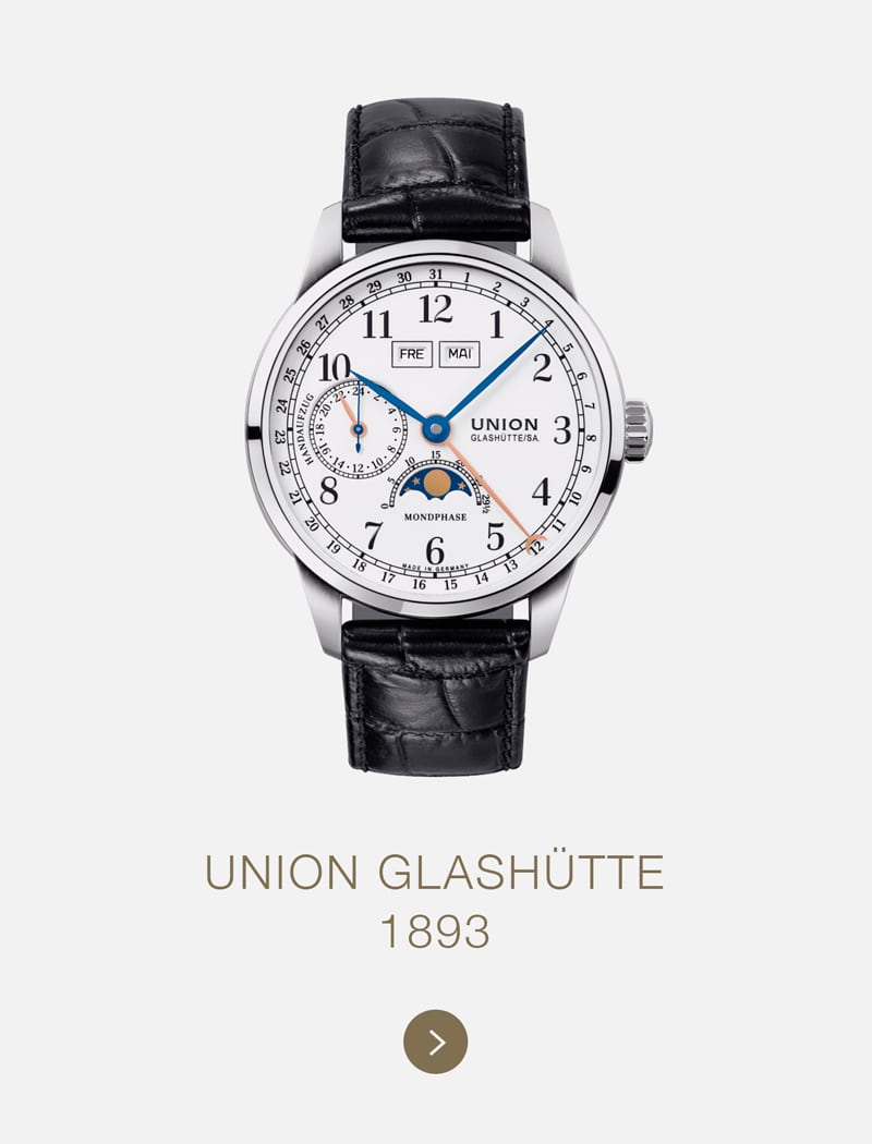 Union Glashütte silberne Armbanduhr mit schwarzem Lederarmband, weißem Zifferblatt, blauen Zeigern, Mondphasenanzeige, zwei Hilfszifferblättern und Tag/Datum-Fenster. Unter der Uhr steht "Union Glashütte 1893".