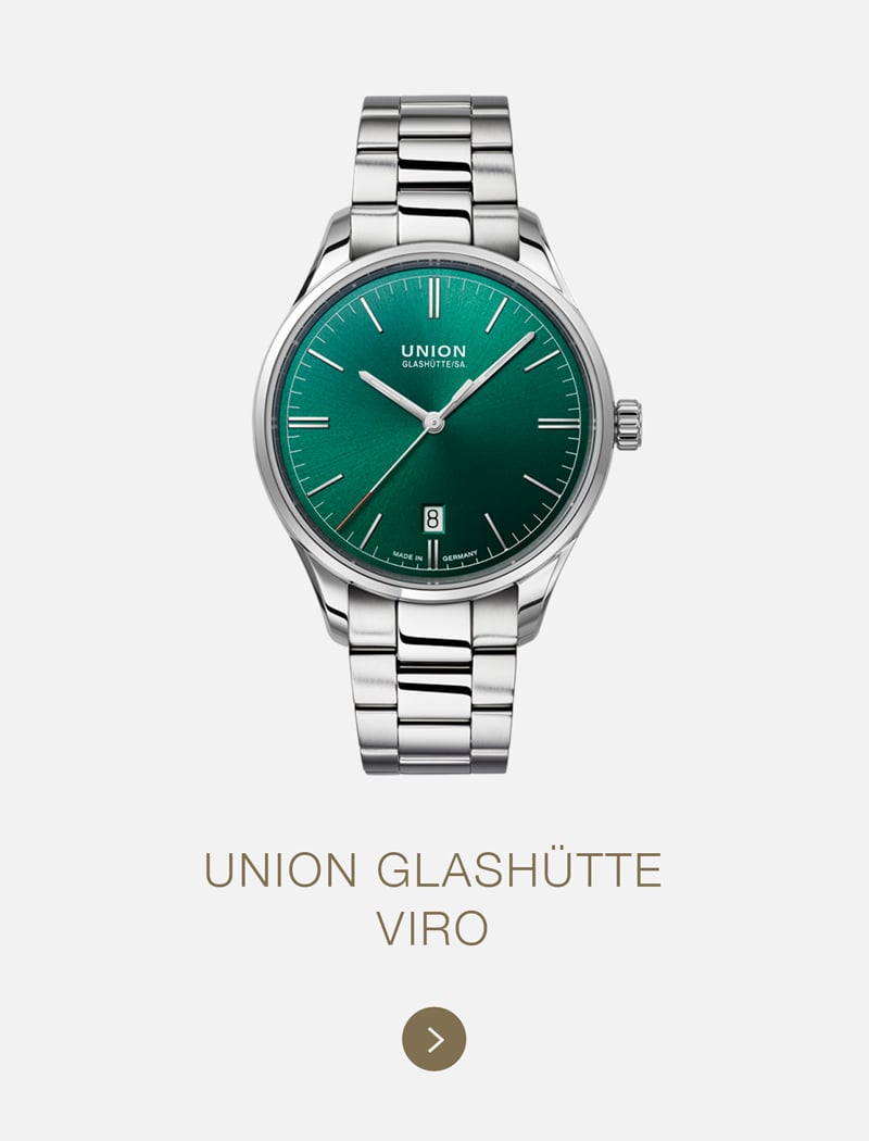 Eine elegante Union Glashütte Viro Armbanduhr mit markantem grünem Zifferblatt, silbernen Indexen, Datumsanzeige bei 6 Uhr und einem Gliederarmband aus Metall auf einem schlichten hellen Hintergrund.