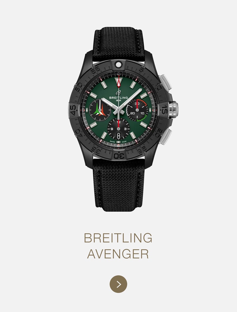 Eine Breitling Avenger Uhr mit grünem Zifferblatt, schwarzer Lünette, drei Hilfszifferblättern und schwarzem Strukturarmband wird vor einem schlichten hellen Hintergrund dargestellt. Der Schriftzug "Breitling Avenger" erscheint unterhalb der Uhr und unterstreicht die unverwechselbare Handwerkskunst von Breitling.