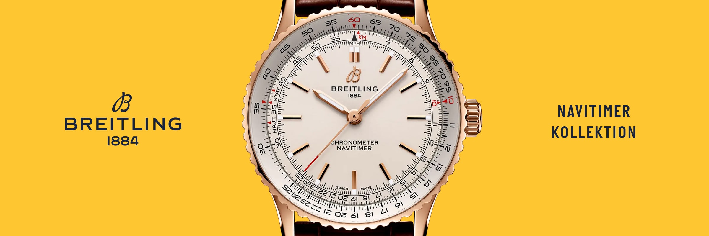 2025 © BREITLING Nahaufnahme einer Breitling Navitimer Uhr mit goldener Lünette, weißem Zifferblatt und schwarz-braunem Lederarmband. Der gelbe Hintergrund hebt die Schriftzüge "BREITLING 1884" und "NAVITIMER KOLLEKTION" auf beiden Seiten hervor und unterstreicht die ikonische Breitling Navitimer.