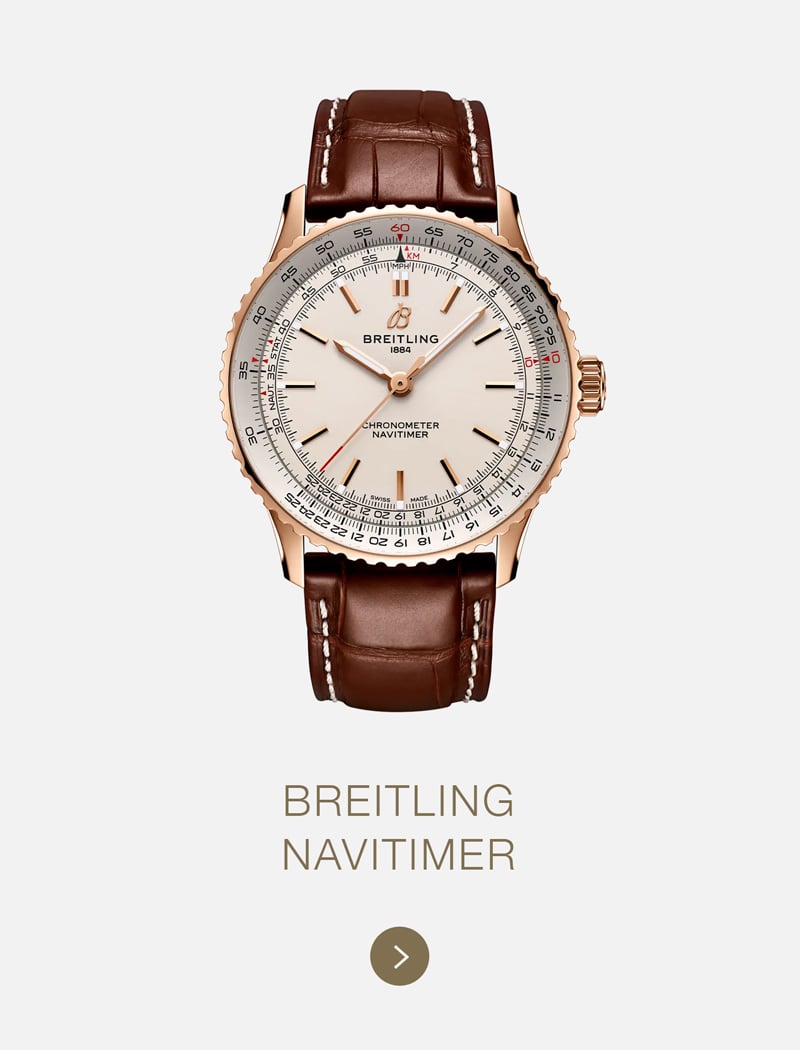 Eine Breitling Navitimer Uhr mit braunem Lederarmband, goldenem Gehäuse und weißem Zifferblatt mit mehreren Skalen und Chronometermarkierungen wird auf einem hellen Hintergrund mit dem Text "BREITLING NAVITIMER" darunter angezeigt.