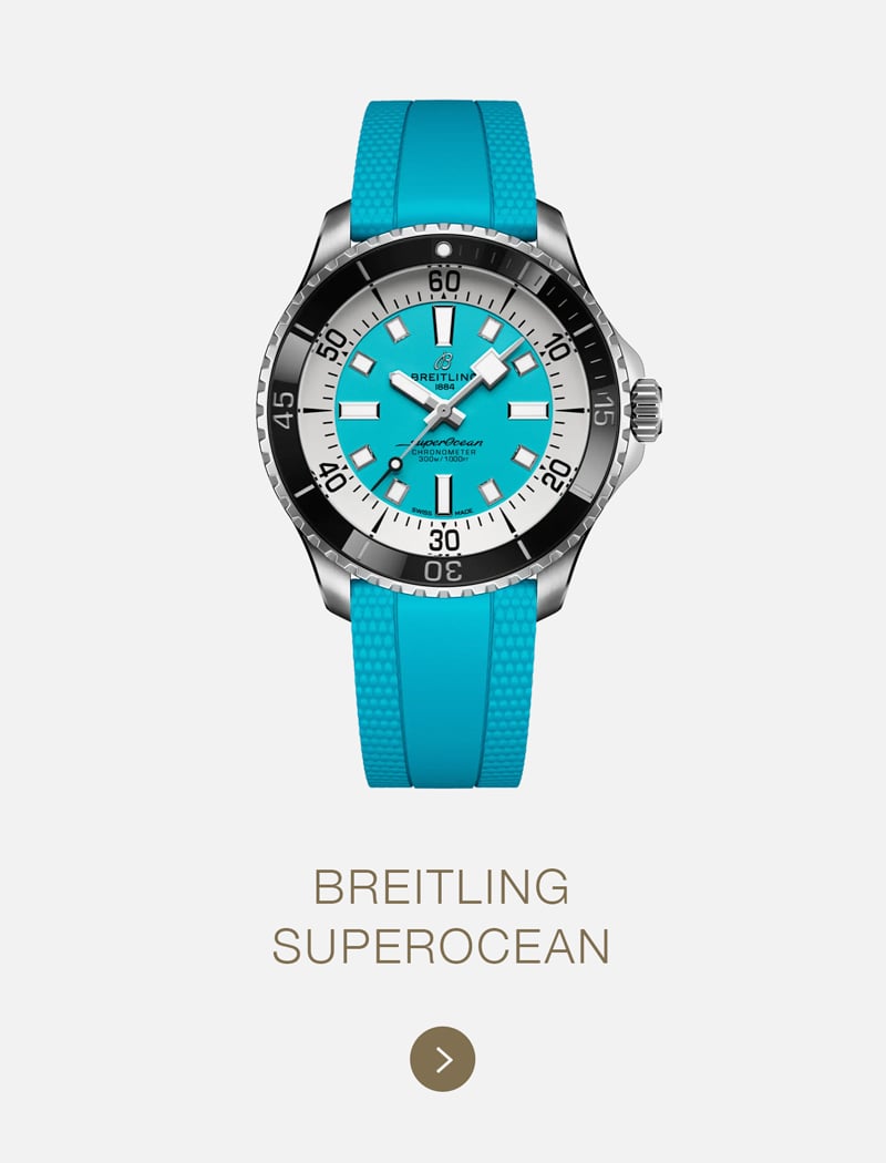 Eine Breitling Superocean Uhr mit Edelstahlgehäuse, türkisfarbenem Zifferblatt und türkisfarbenem Kautschukarmband ist auf einem weißen Hintergrund zentriert. Der Schriftzug "BREITLING SUPEROCEAN" erscheint prominent unter dem Breitling-Zeitmesser.