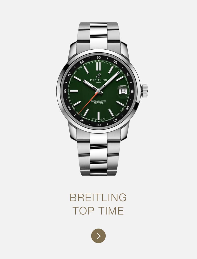 Eine Breitling Top Time Armbanduhr aus Edelstahl mit grünem Zifferblatt, silbernen Indexen, roten und weißen Zeigern, einem Datumsfenster bei 3 Uhr und einem Metallarmband wird auf einem schlichten hellen Hintergrund präsentiert.