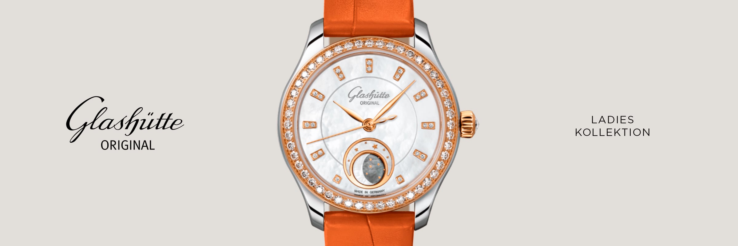 2025 © Glashütte Original Eine luxuriöse Glashütte Original Damenuhr mit diamantbesetzter Lünette, weißem Zifferblatt, goldenen Akzenten und einem orangefarbenen Lederarmband. Der Text lautet "Glashütte Original" und "Ladies Kollektion" auf einem hellen Hintergrund.
