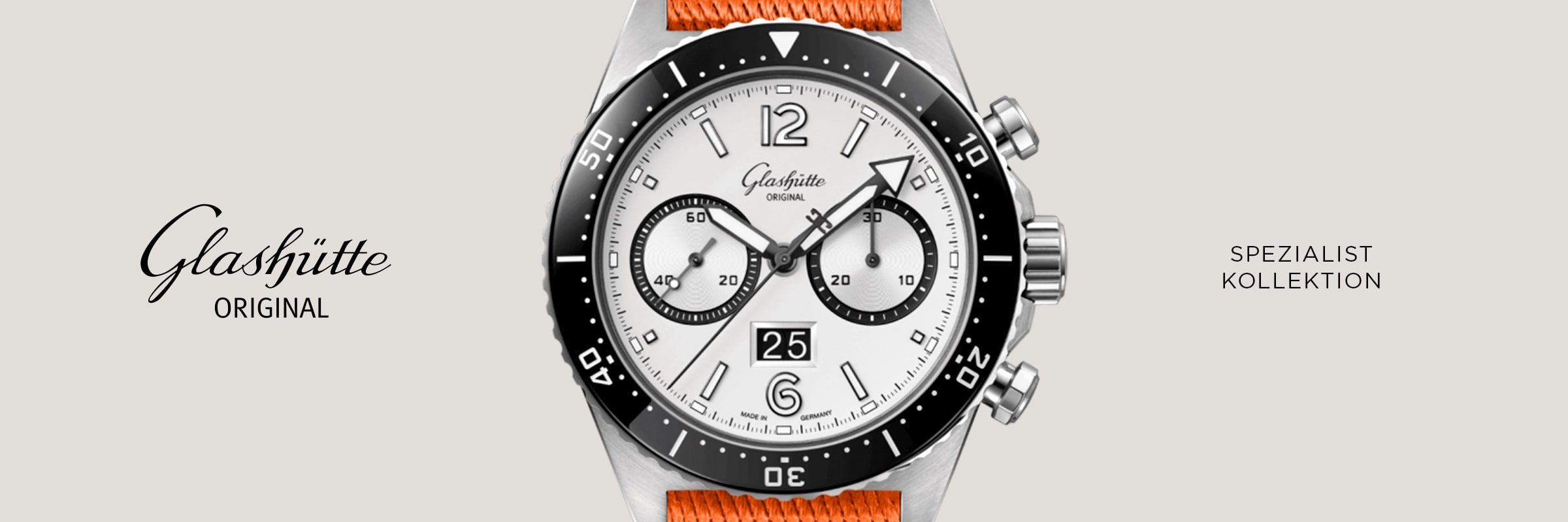 Eine Glashütte Original Armbanduhr der Spezialist Kollektion mit weißem Zifferblatt, schwarzer Lünette und orangefarbenem Armband ist auf einem hellen Hintergrund zentriert. Auf beiden Seiten stehen die Schriftzüge "Glashütte Original" und "Spezialist Kollektion".
