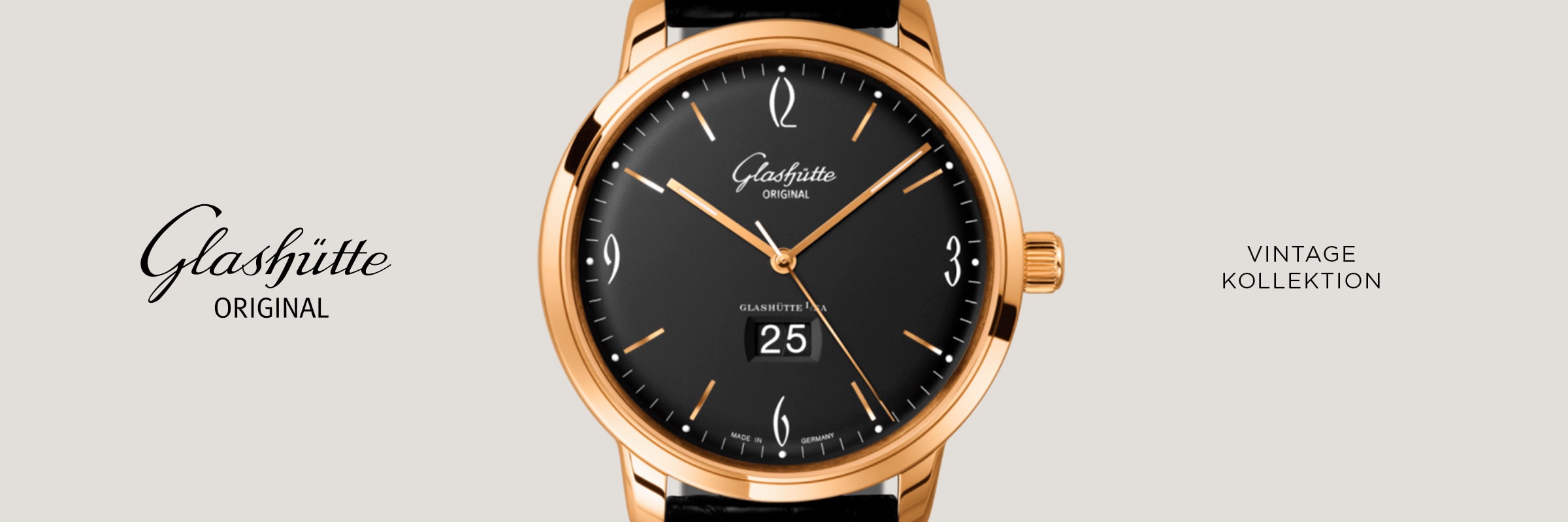 Eine Glashütte Original Armbanduhr aus der Vintage Kollektion mit schwarzem Zifferblatt, goldenem Gehäuse, weißen Ziffern und Zeigern sowie einer Datumsanzeige bei 6 Uhr. Neben der Uhr stehen die Worte "Glashütte Original" und "Vintage Kollektion".