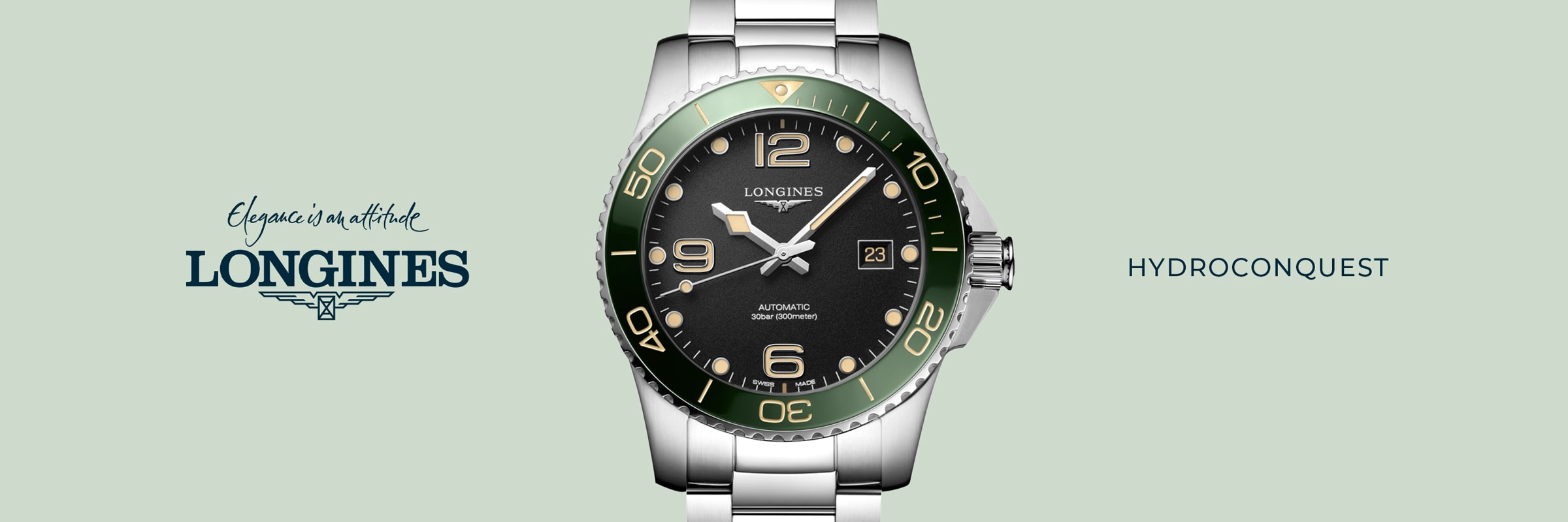 Eine HydroConquest-Uhr mit grüner Lünette und silbernem Armband ist auf einem hellgrünen Hintergrund zentriert. Das Longines-Logo und der Slogan erscheinen auf der linken Seite, während auf der rechten Seite "HYDROCONQUEST" zu sehen ist.