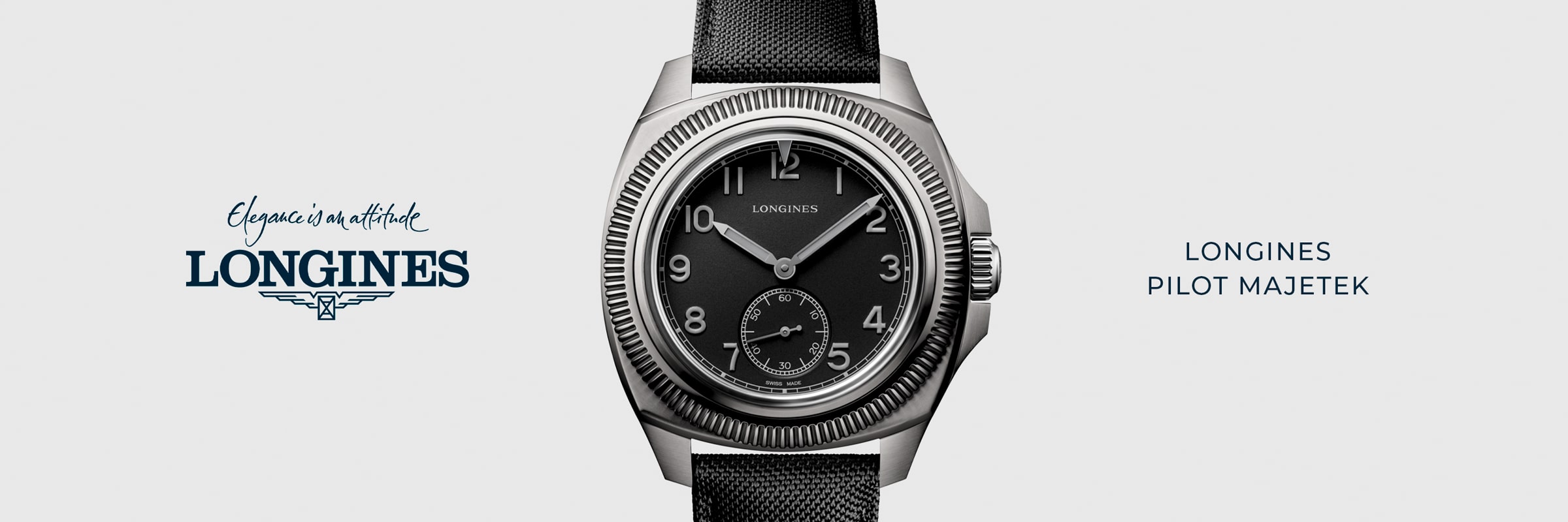 2025 © LONGINES Im Zentrum steht eine silberne Longines Pilot Majetek Uhr mit schwarzem Zifferblatt und Lederarmband, die das ikonische Longines-Logo und "Elegance is an attitude" auf der linken Seite sowie den Text "Pilot Majetek" auf der rechten Seite zeigt.