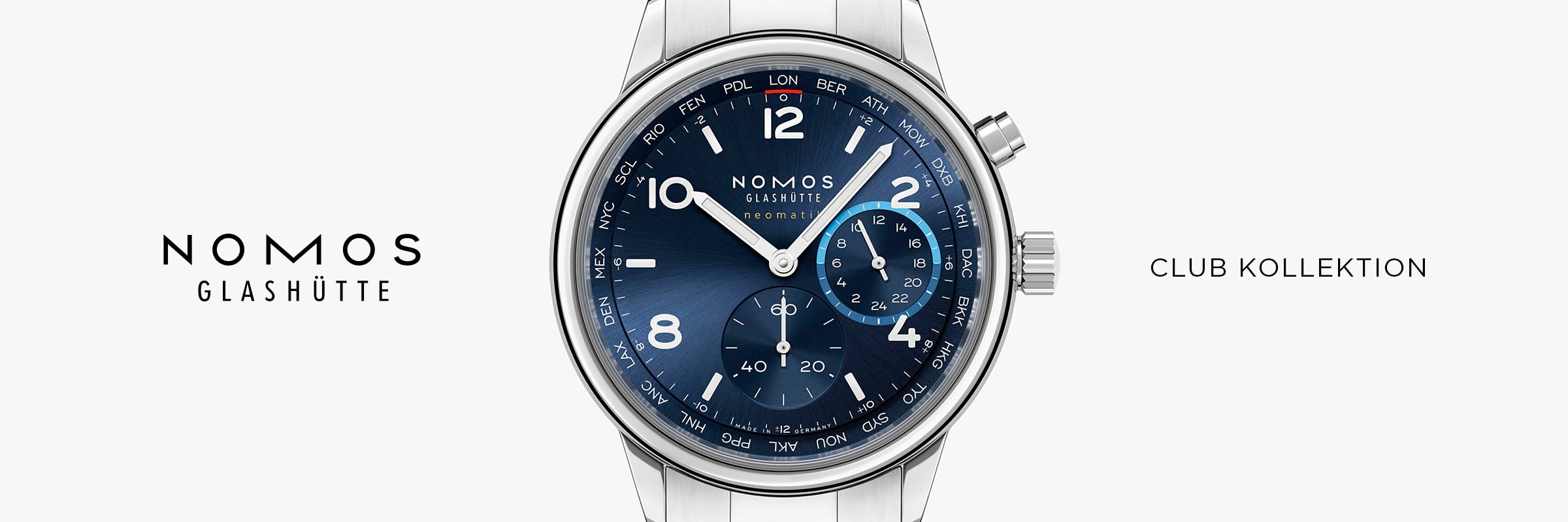 2025 © NOMOS GLASHÜTTE Nahaufnahme einer Armbanduhr der NOMOS Glashütte Club Kollektion mit blauem Zifferblatt, weißen Ziffern und Markierungen und silbernem Gehäuse auf weißem Grund mit beidseitigem NOMOS Glashütte Club Branding.