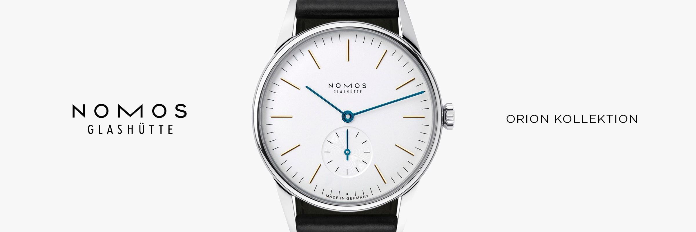 2025 © NOMOS GLASHÜTTE Eine schlichte NOMOS Glashütte Orion-Uhr mit weißem Zifferblatt, goldenen Indexen, blauen Zeigern und schwarzem Lederarmband steht mittig zwischen den Schriftzügen NOMOS GLASHÜTTE" und ORION KOLLEKTION" auf weißem Grund und unterstreicht die zeitlose Eleganz der Orion.