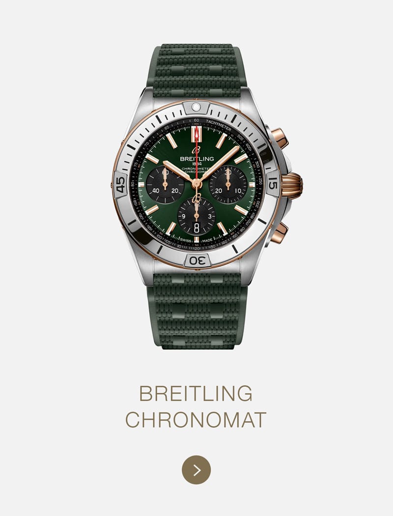 Eine Breitling Chronomat mit grünem, strukturiertem Armband, einem Gehäuse aus Silber und Roségold und einem grünen Zifferblatt mit drei Hilfszifferblättern und weißen Indexen wird elegant vor einem hellen Hintergrund präsentiert.