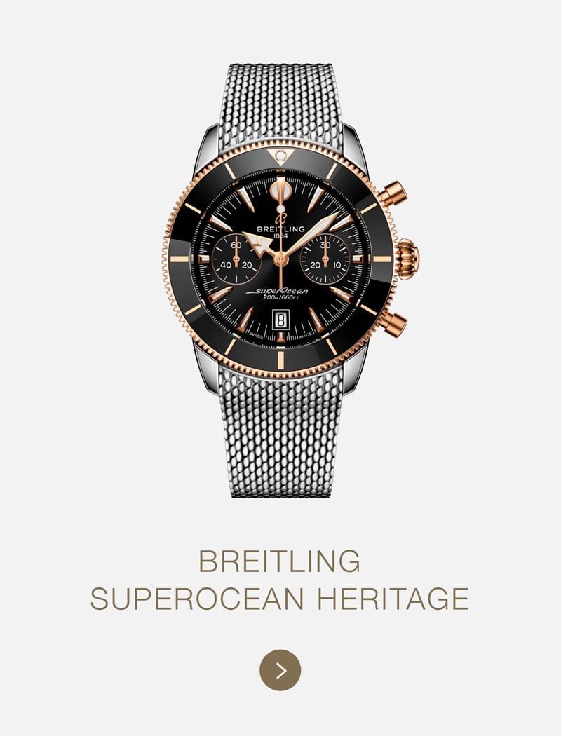 Eine Breitling Superocean Heritage mit schwarzem Zifferblatt, roségoldenen Akzenten, Chronographenfunktionen und silbernem Mesh-Armband wird auf weißem Hintergrund dargestellt, darunter der Markenname und das Modell von Breitling.