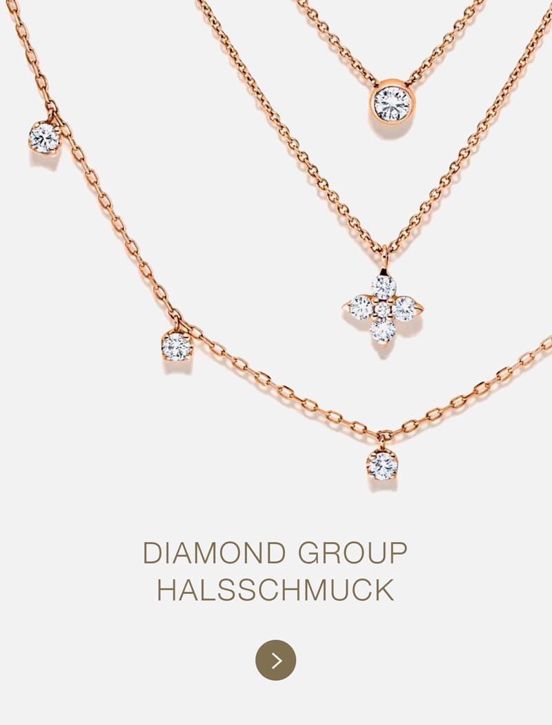 Drei zarte goldene Halsketten mit DiamondGroup-Diamantakzenten und -Anhängern sind vor einem hellen Hintergrund abgebildet. Der Text lautet "DIAMOND GROUP HALSSCHMUCK" mit einem runden Pfeilsymbol darunter.