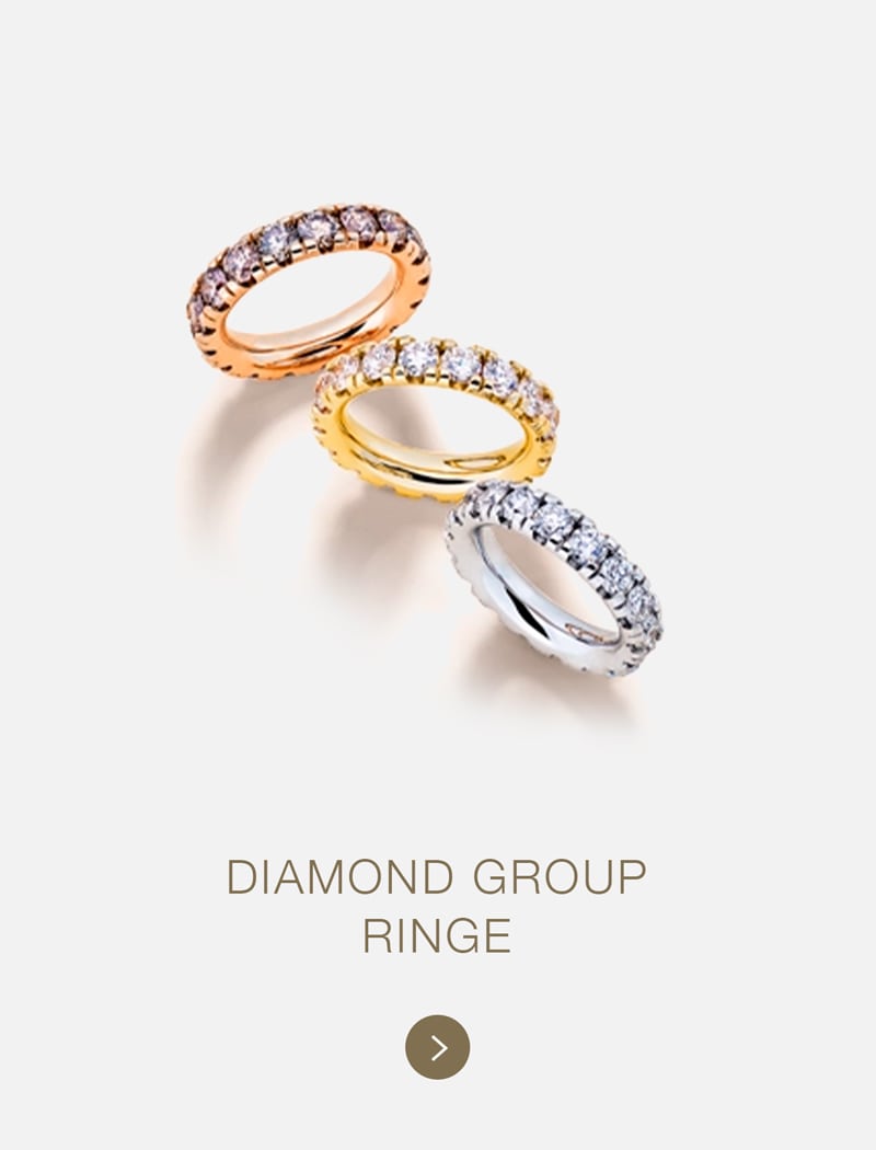 Drei diamantbesetzte Ringe der DiamondGroup aus Roségold, Gelbgold und Weißgold sind diagonal auf einem hellen Hintergrund angeordnet, darunter der Text "Diamond Group Ringe".