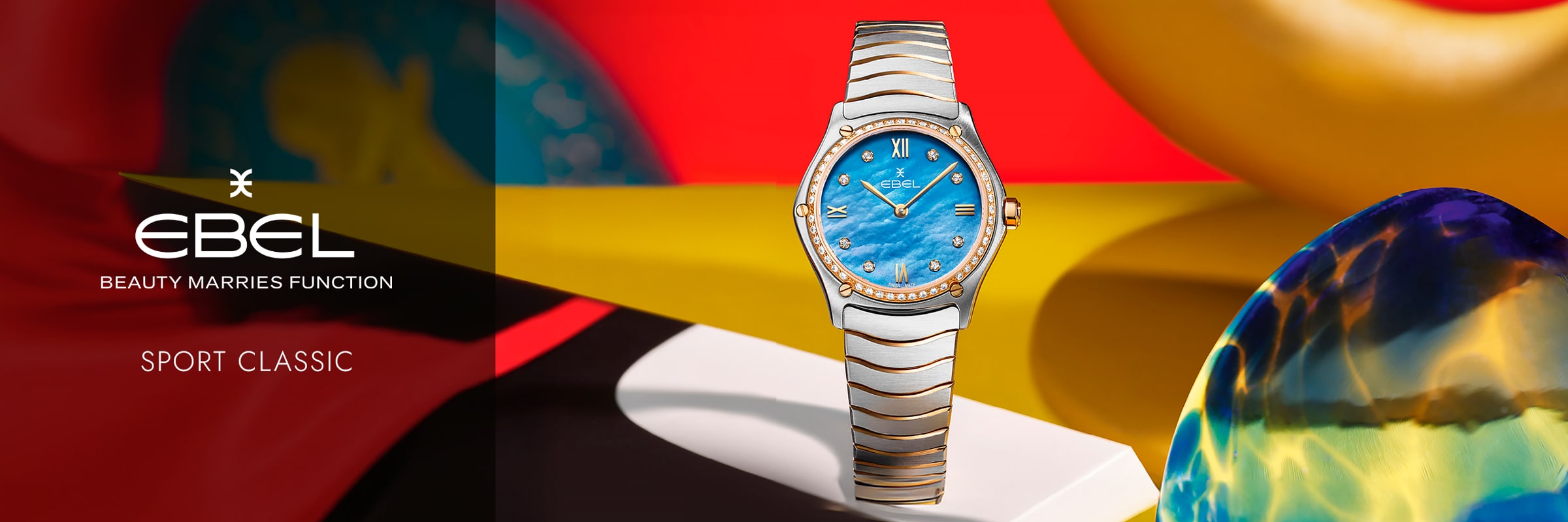2025 © EBEL Eine luxuriöse EBEL Sport Classic Uhr mit blauem Zifferblatt und goldenen Akzenten wird vor einem farbenfrohen, abstrakten Hintergrund gezeigt, zusammen mit dem EBEL Logo und dem Text "Beauty Marries Function". Entdecken Sie zeitlose Eleganz mit EBEL Sport Classic.
