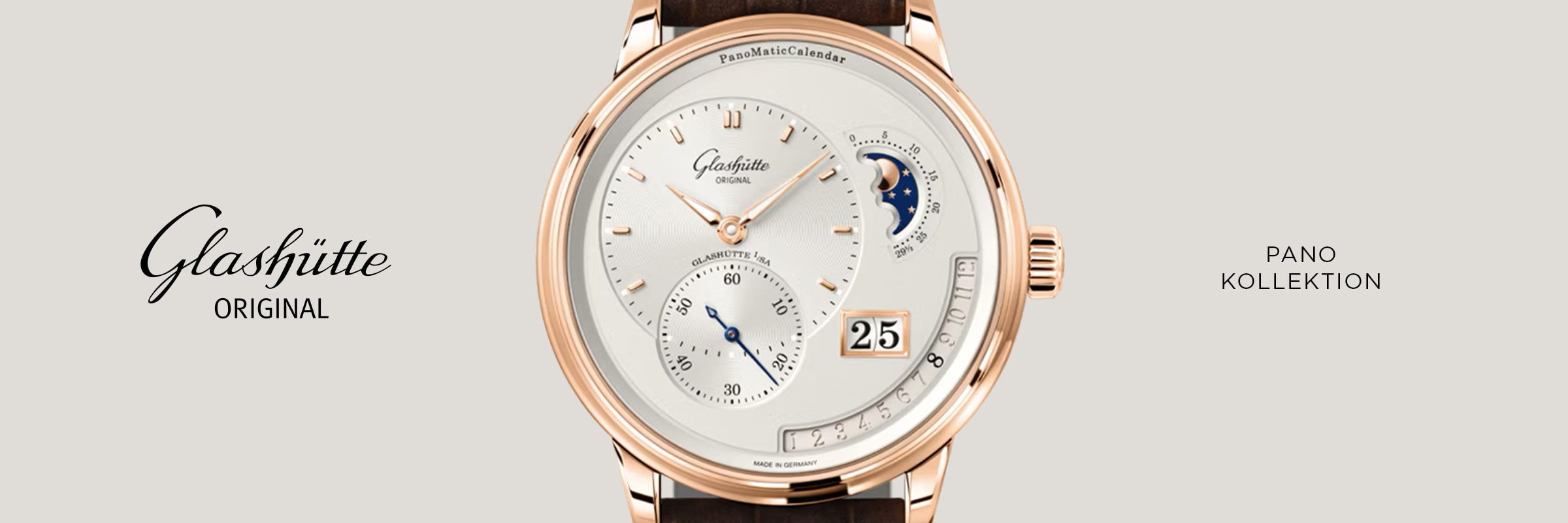 2025 © Glashütte Original Eine Glashütte Original Luxusuhr aus der Pano Kollektion mit einem goldenen Gehäuse, braunem Lederarmband, mehreren Zifferblättern, Mondphasenanzeige und Datumsanzeige. Der Schriftzug "Glashütte Original" und "Pano Kollektion" steht neben der Uhr.