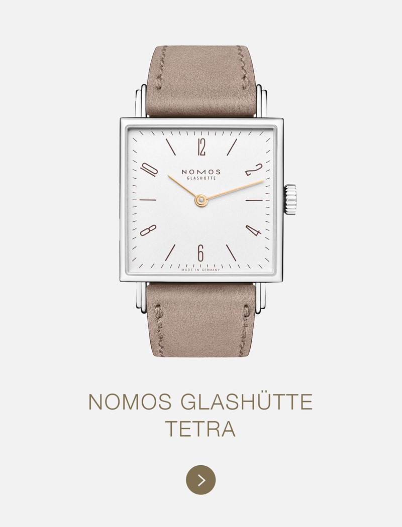 Die quadratische NOMOS Glashütte Tetra mit weißem Zifferblatt, minimalistischen Indexen und taupefarbenem Lederarmband spiegelt die elegante Schlichtheit und moderne Handwerkskunst von NOMOS Glashütte wider.