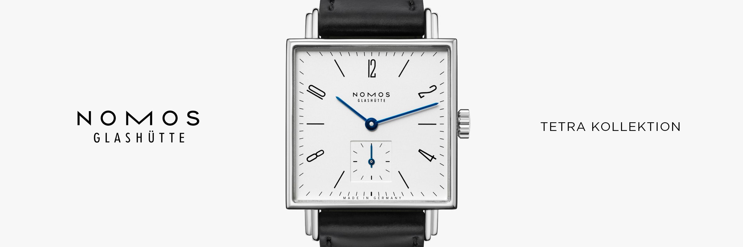 2025 © NOMOS GLASHÜTTE Nahaufnahme einer quadratischen NOMOS Glashütte Tetra-Armbanduhr mit weißem Zifferblatt, schwarzen Indexen, blauen Zeigern und einem Hilfszifferblatt in der Mitte zwischen den Worten "NOMOS GLASHÜTTE" und "TETRA KOLLEKTION".