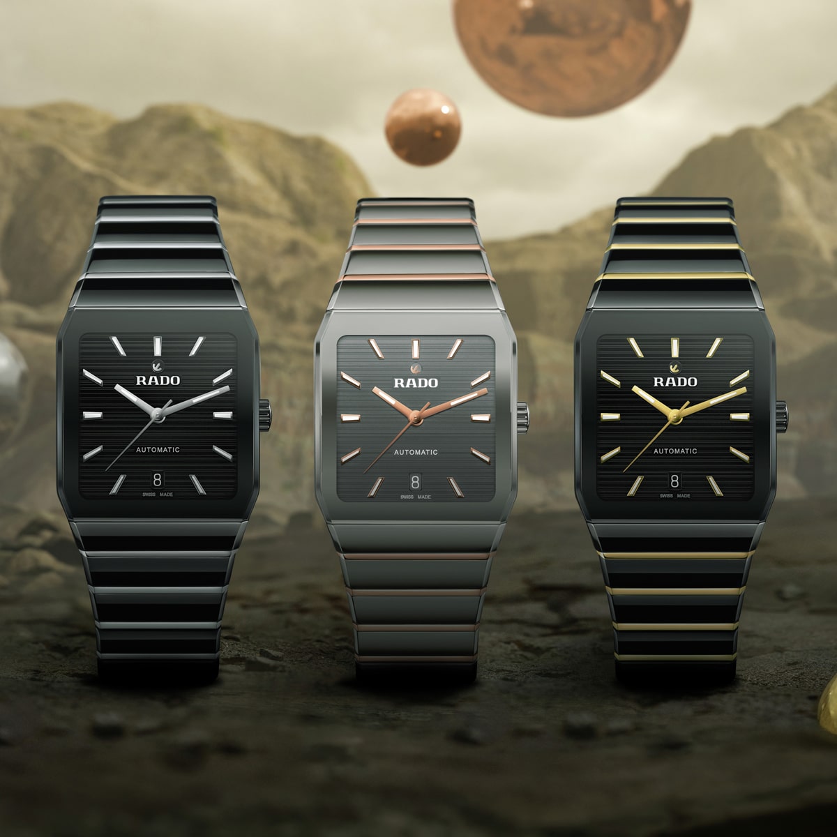 2025 © RADO Drei Rado Anatom Automatik-Armbanduhren mit rechteckigen Zifferblättern und Metallbändern sind nebeneinander in einer felsigen, surrealen Landschaft mit schwebenden Kugeln im Hintergrund zu sehen.