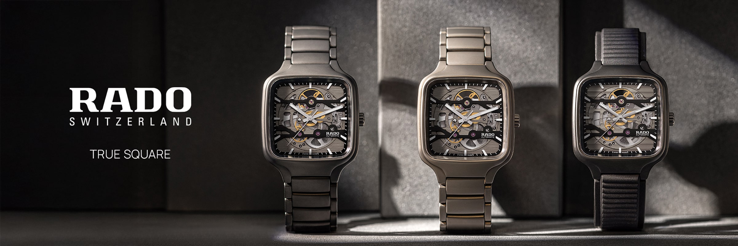 2025 © RADO Drei Rado True Square Schweizer Uhren mit skelettierten Zifferblättern und quadratischen Ziffernblättern werden auf einem neutralen Hintergrund präsentiert und zeigen verschiedene Metall- und Keramikarmband-Designs. Das Rado True Square Logo und der Text erscheinen auf der linken Seite.